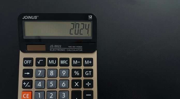 Glia introduces online calculator for benchmarking customer interactions in finance