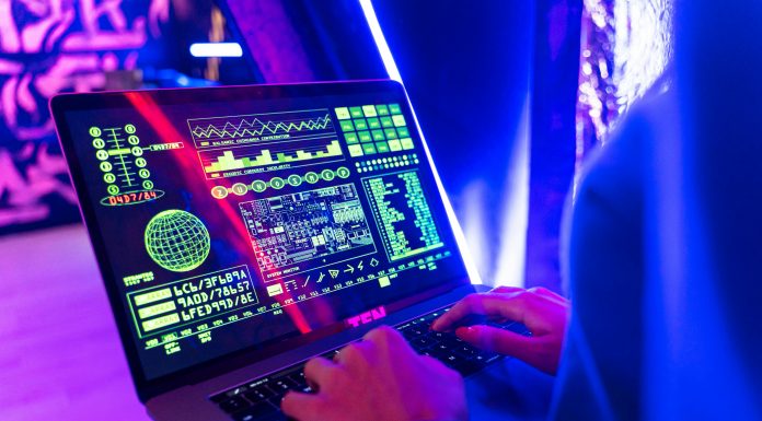 Aon teams up with DataRobot to streamline onboarding with agentic AI Aon, a global professional services firm, and DataRobot, an enterprise AI platform provider focused on operationalising artificial intelligence at scale, have announced a collaboration centred on applying agentic AI to selected insurance onboarding and servicing workflows.